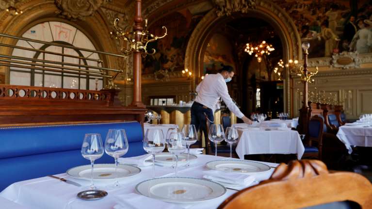 Ανοίγει ξανά η εστίαση σε εσωτερικούς χώρους στη Γαλλία και το Βέλγιο