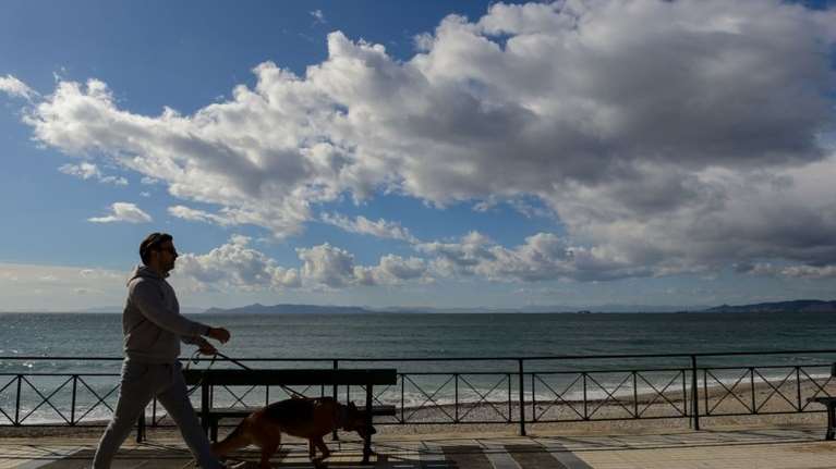 Ο καιρός σήμερα: Ηλιοφάνεια με πτώση θερμοκρασίας και ισχυρούς ανέμους - Πού υπάρχει πιθανότητα βροχής