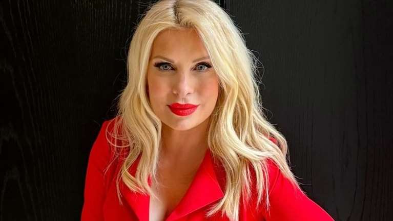 Πριν από 34 χρόνια: Η Ελένη Μενεγάκη ποζάρει στον φακό σαν star του σινεμά