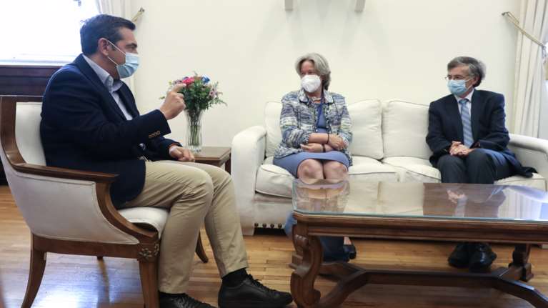 Έκληση Τσίπρα στους πολίτες: Αγνοήστε τον ανεύθυνα διχαστικό λόγο του Μητσοτάκη και εμβολιαστείτε [Εικόνες]