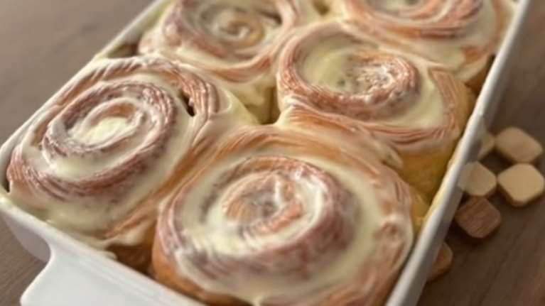 Υπέροχα ρολά κανέλας στο σπίτι: Πώς θα φτιάξεις το πιο αφράτο και μυρωδάτο γλυκό στο φούρνο