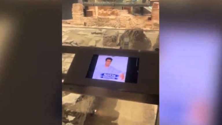 Θεσσαλονίκη: Χάκαραν οθόνη στο μετρό και έβαλαν τραγούδι του Σώτη Βολάνη στα ηχεία