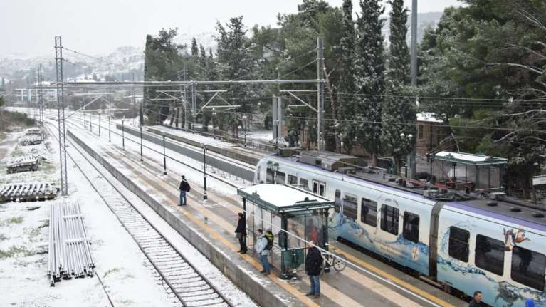 Προβλήματα και στα τρένα με πεσμένα δέντρα: Μικρός εκτροχιασμός Προαστιακού στις Αχαρνές - Ζημιές σε συρμό