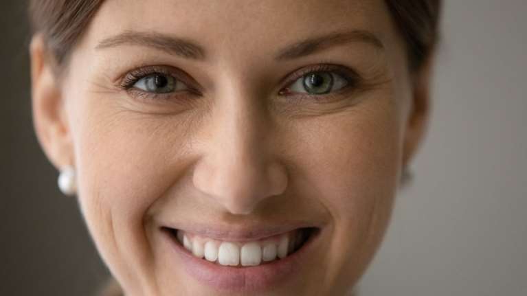 Άφθες στο στόμα: Τα αίτια και πότε μπορεί να υποδηλώνουν προβλήματα υγείας