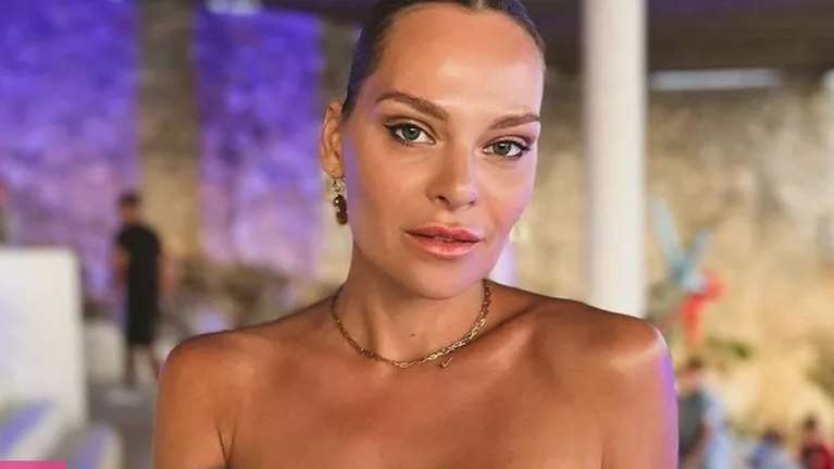 Υβόννη Μπόσνιακ: Βιντεοσκοπεί την 7χρονη πανέμορφη κόρη της να παίζει πιάνο σε ένα μαγευτικό τοπίο