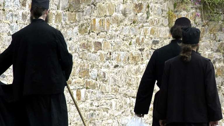 Η απίστευτη ιστορία δύο ορφανών δίδυμων αδελφών από τον Βόλο: Πρώην χίπηδες που έγιναν μοναχοί [βίντεο]