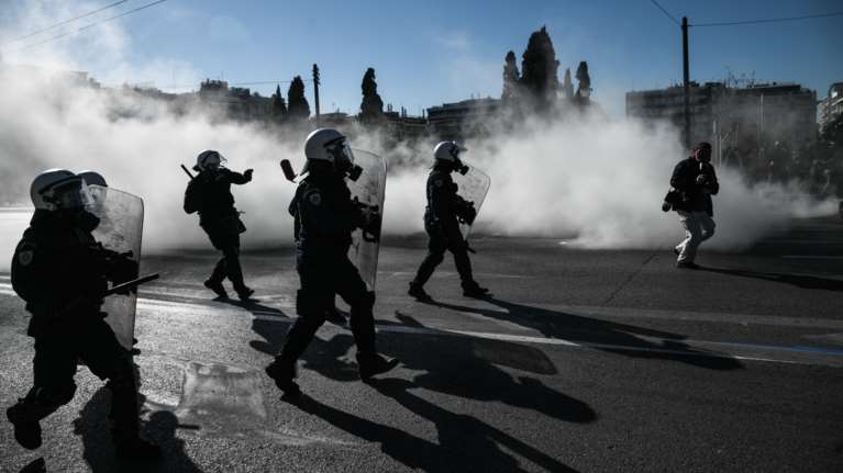 Επεισόδια στο πανεκπαιδευτικό συλλαλητήριο της Αθήνας - Προσαγωγές στη Θεσσαλονίκη [βίντεο, εικόνες]