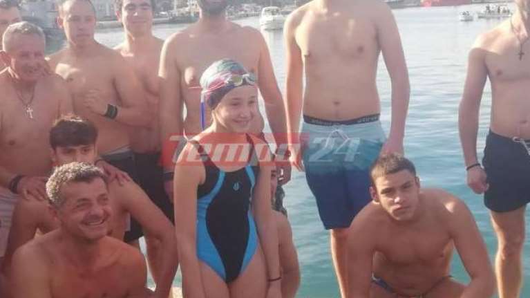 Θεοφάνεια στην Πάτρα: 23χρονος έπιασε τον Σταυρό - Συγκίνησε η πράξη του σε 9χρονη κολυμβήτρια [Βίντεο]