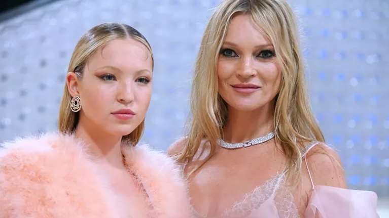 Γιορτή της Μητέρας: 5 πολυτελή, καλοκαιρινά αρώματα που σίγουρα θα ενθουσιάσουν τη μαμά σου