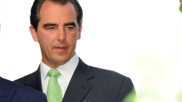 Με blue jean και πλούσια ξανθά μαλλιά ο Νικόλαος σε μία εικόνα από τα παλιά