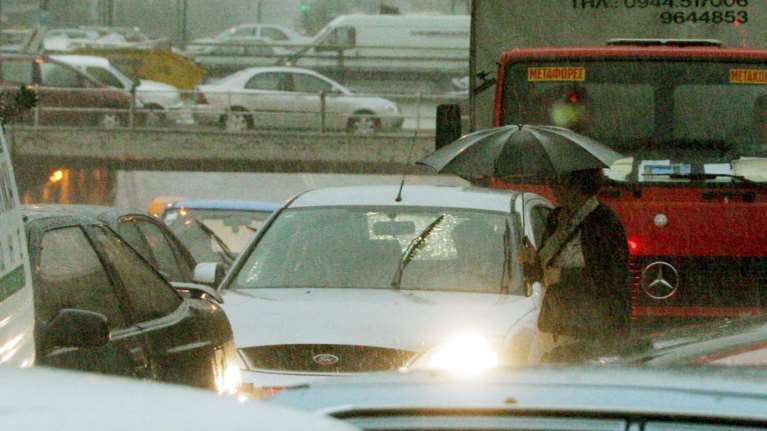 Κόλαση η Αθήνα: Χάος στους δρόμους από τη βροχή και τη διακοπή στα δρομολόγια του Μετρό