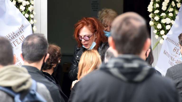 Σε άσχημη ψυχολογική κατάσταση η Ελένη Ράντου στην κηδεία του  Βαγγέλη Χατζηνικολάου