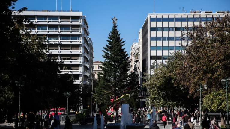 Mε 24.000 φωτάκια και στολίδια  φωταγωγείται το χριστουγεννιάτικο δέντρο την Πέμπτη στο Σύνταγμα