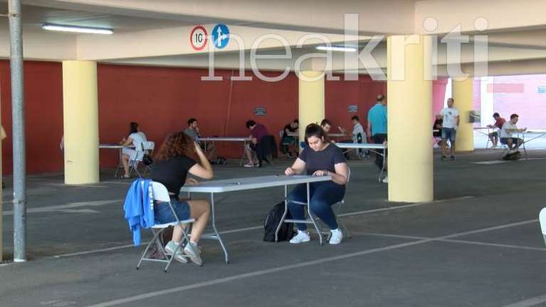 Απίστευτο και όμως ελληνικό: Στο Πολυτεχνείο Κρήτης έδωσαν εξετάσεις... στο πάρκινγκ λόγω κορονοϊού [εικόνες]