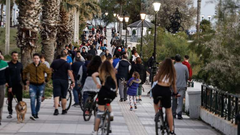 Τι είναι το &quot;φαινόμενο του ακορντεόν&quot;: Ο κίνδυνος μετά την άρση των μέτρων