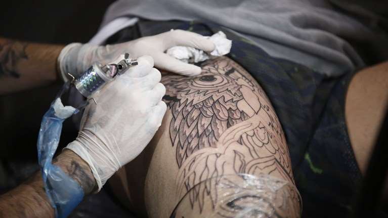 Κορονοϊός: Στην Κρήτη συνεχίζουν να μην συμμορφώνονται - Συνέλαβαν καφετζή και τατουατζή