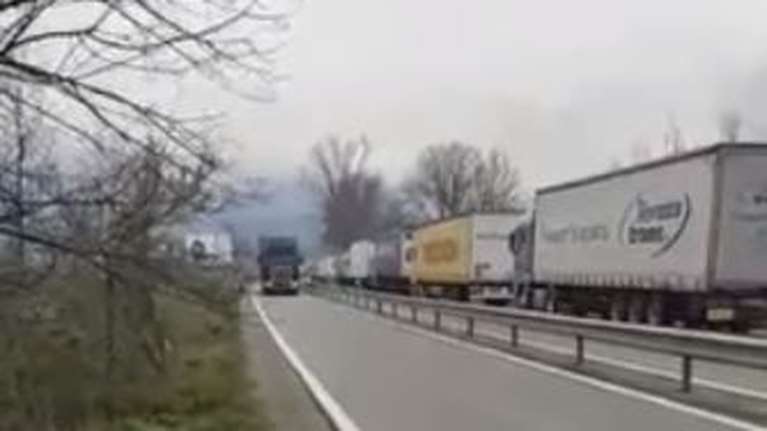 Προμαχώνας: Ταλαιπωρία και ουρά χιλιομέτρων - Μόνο ένας αστυνομικός διενεργεί ελέγχους [Βίντεο]