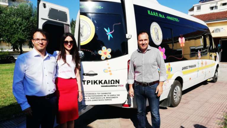 Συγκίνησε νιόπαντρο ζευγάρι στα Τρίκαλα: Δώρισαν όχημα μεταφοράς ΑΜΕΑ που είχαν βάλει στην λίστα γάμου τους