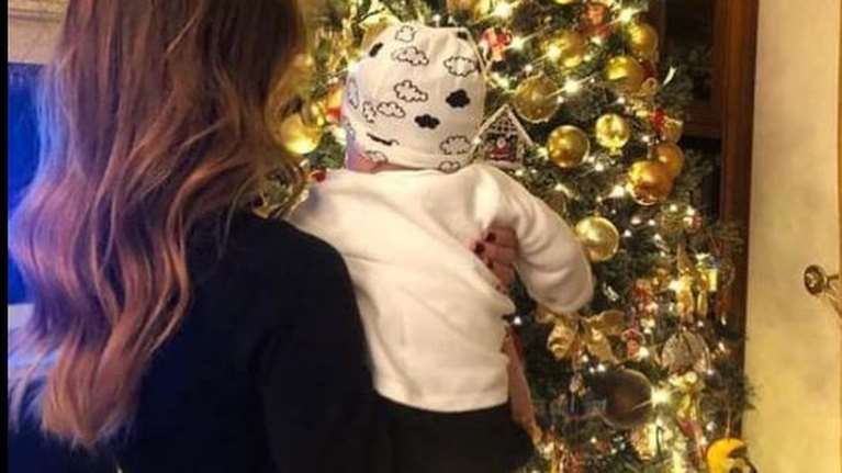 Η Εφη Αχτσιόγλου εύχεται για τις γιορτές με τον γιο της αγκαλιά