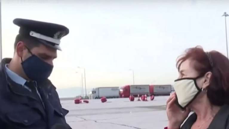 Εγινε και αυτό: Η κ. Σοφία πήγε στα διόδια Ελευσίνας για να ρωτήσει αν μπορεί να ταξιδέψει