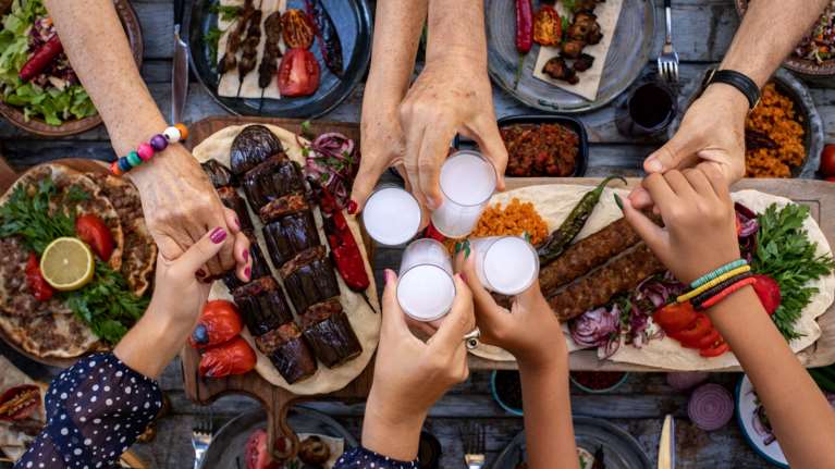 Ήλιος, θάλασσα, καλή παρέα και στη μέση του τραπεζιού ένα μπουκάλι Ούζο Πλωμαρίου