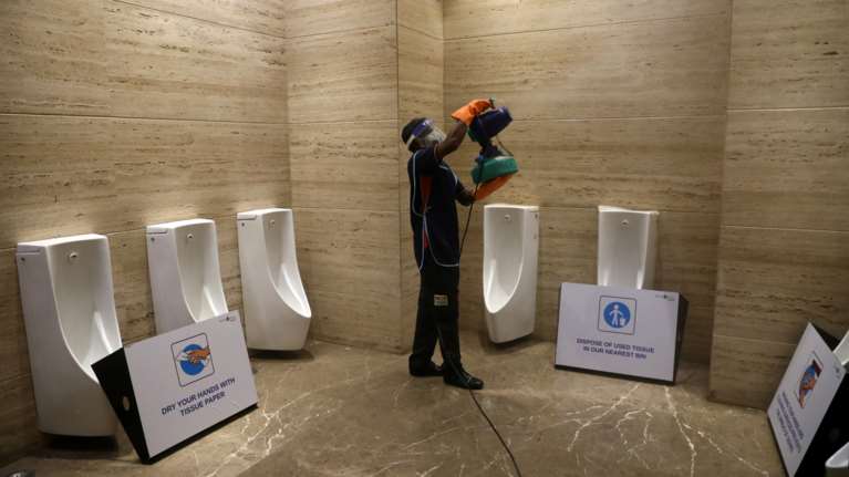 Κορονοϊός - Κινέζικη μελέτη: Μεγαλύτερος ο κίνδυνος εξάπλωσης εάν τραβάτε το καζανάκι με ανοικτό το καπάκι