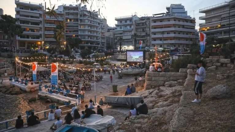 Το πιο μαγικό θερινό της πόλης στέκεται δίπλα στη θάλασσα: Τι παίζει στον Πειραιά