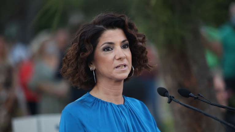 Η Αλεξία Μπακογιάννη έκανε μήνυση στον Στέφανο Χίο - Το επεισόδιο με μπουκάλι στο κέντρο της Αθήνας