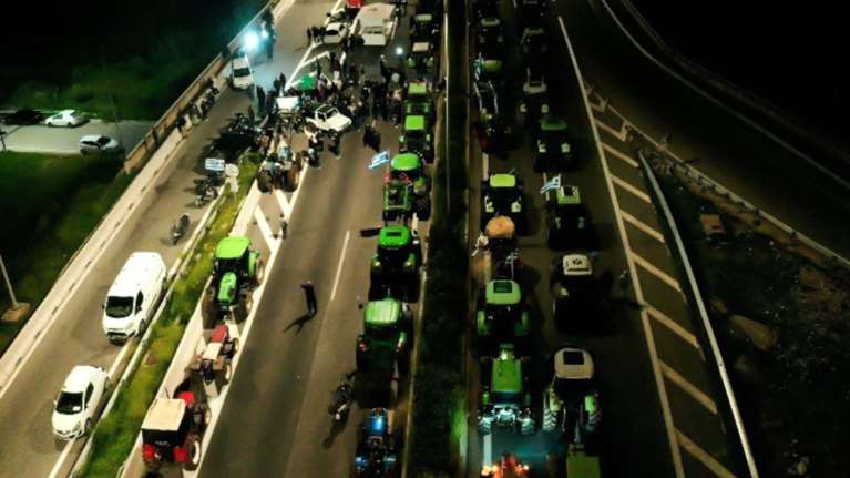 Πάτρα: Αγρότες και κτηνοτρόφοι έστησαν εκ νέου μπλόκο στον κόμβο της Εγλυκάδας