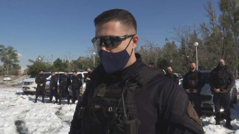 Συγκινεί ο αστυνομικός που απεγκλώβισε το κοριτσάκι στην Αττική οδό: &quot;Ένιωσα να κουβαλάω το δικό μου παιδί&quot; [Εικόνες - Βίντεο]