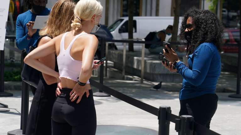 Ο κορονοϊός είναι ακόμα εδώ: Ρεκόρ νέων κρουσμάτων σε όλο τον κόσμο - 183.000 σε ένα 24ωρο