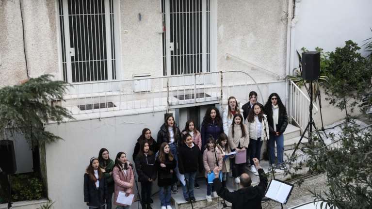 Μια αγκαλιά αλληλεγγύης άνοιξε απόψε μπροστά στο σπίτι του Μίκη Θεοδωράκη έως την Τουρκία και τη Συρία [Βίντεο]