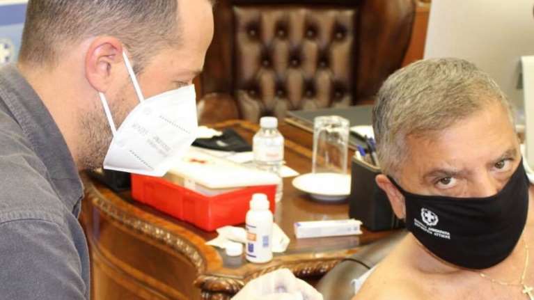 Γιώργος Πατούλης: Εμβολιάστηκε και έφυγε για τη Σάμο