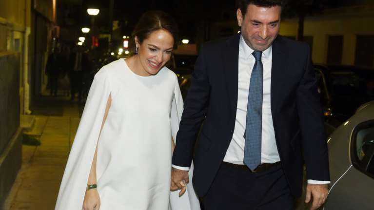 Δόμνα Μιχαηλίδου - Λεωνής Μαντωνάκης: Αυτή την ώρα ο γάμος τους στον Πειραιά [Εικόνες]