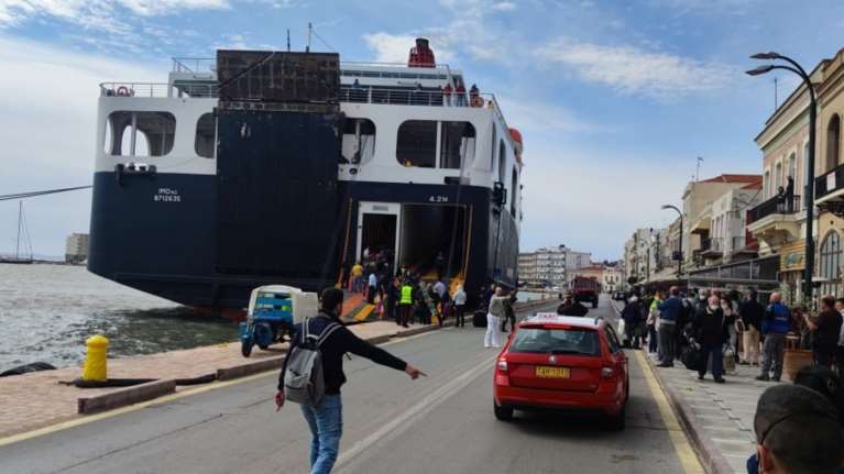 Χίος: Έδεσε στο λιμάνι το "Νήσος Σάμος" - Είχε κολλήσει στα αβαθή [εικόνες - βίντεο]