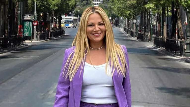 Η Νάνσυ Ζαμπέτογλου φόρεσε το ιδανικό φόρεμα για το φθινόπωρο στην πρεμιέρα της εκπομπής "Στούντιο 4"