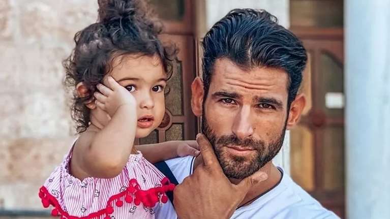 Ετεοκλής Παύλου: Η τρυφερή στιγμή που η κόρη του, Μελίτα, τον βοηθάει να φορέσει το τεχνητό του μέλος