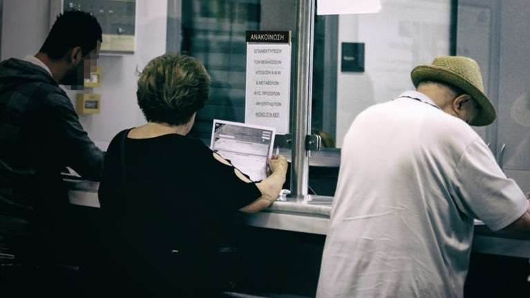 Νωρίτερα θα καταβληθούν οι συντάξεις - Αναλυτικά όλες οι ημερομηνίες ανά ταμείο