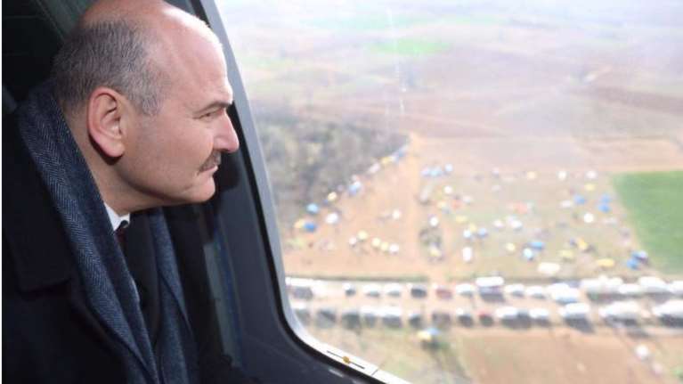 Κωμωδία: Ο Τούρκος υπουργός Εσωτερικών μιμείται τους Ευρωπαίους ηγέτες- Πετάει με ελικόπτερο στα σύνορα