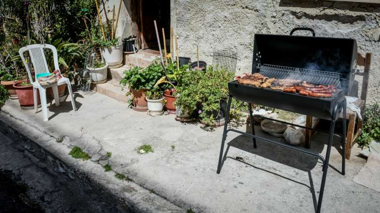Πάσχα στην πόλη, μικρότερα τραπέζια, σπιτικό φαγητό και λιγότερες σούβλες - Ενας στους τέσσερις προγραμματίζει ταξίδι
