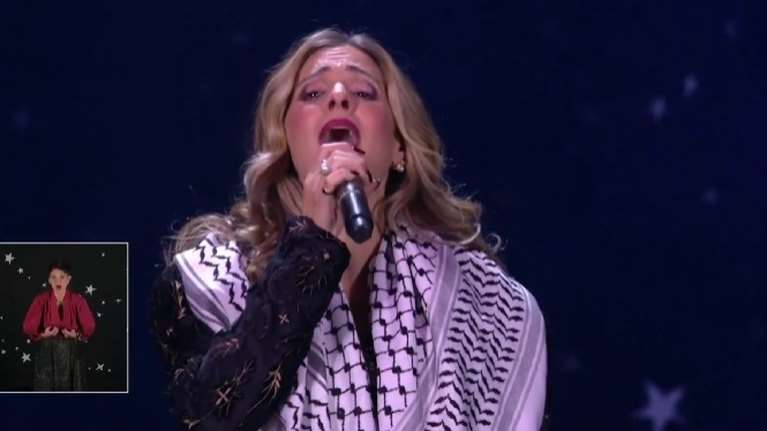 Νατάσα Μποφίλιου: Με παλαιστινιακή μαντίλα στο Σύνταγμα ερμήνευσε το &quot;Τίποτα δεν πάει χαμένο&quot; [βίντεο]