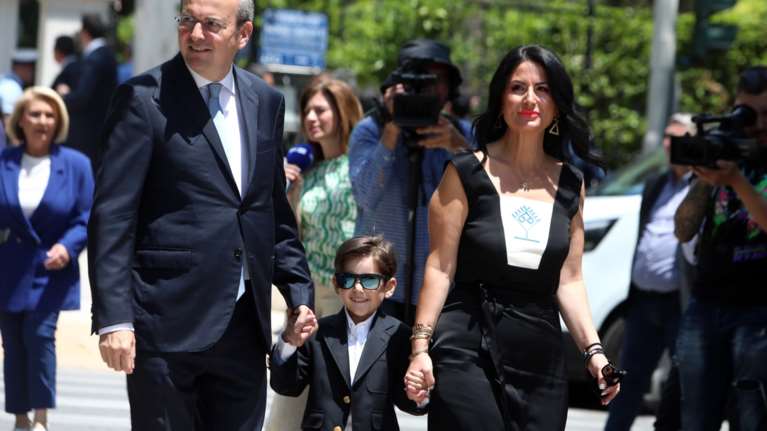 Κομψές σε εκδήλωση οι σύζυγοι των Κωστή Χατζηδάκη και Κώστα Σκρέκα [εικόνα]