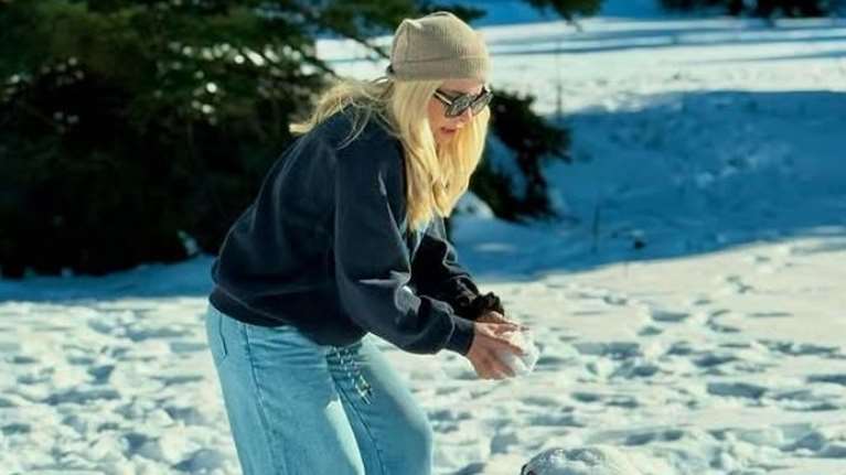 H Ελένη Μενεγάκη φτιάχνει χιονάνθρωπο με τη μικρή Μαρίνα - Δείτε πόσο έχει ψηλώσει η κόρη της