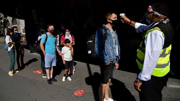 Μ. Βρετανία: Εκατομμύρια τεστ με το φόβο του χειμώνα και της έξαρσης του κορονοϊού