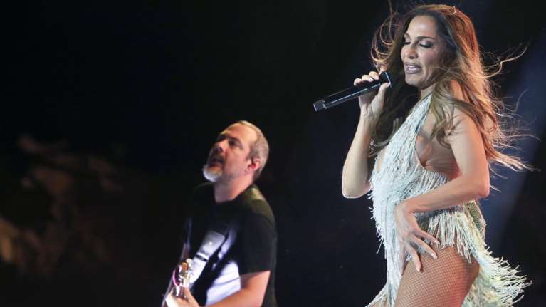 Δέσποινα Βανδή: Σε καφενείο στην Κρήτη με τον Βασίλη Μπισμπίκη