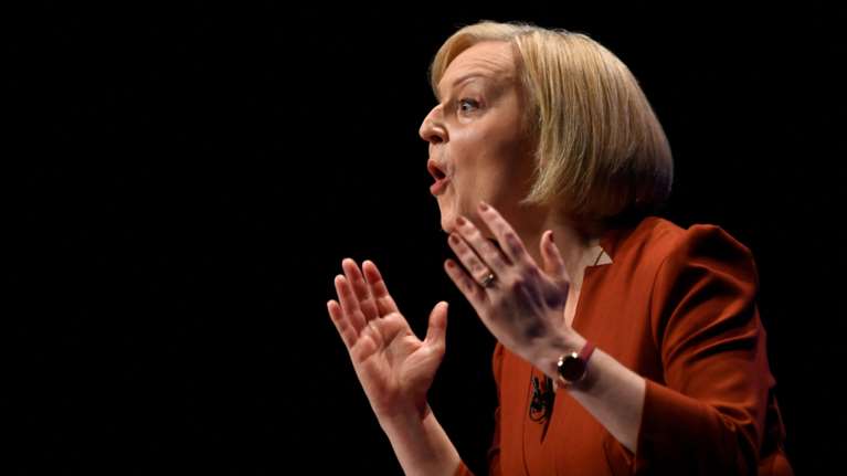 Βρετανία: Οι 45 θυελλώδεις ημέρες της Λιζ Τρας στην πρωθυπουργία - Από το σαλόνι της Ελισάβετ στο χάος στο Κοινοβούλιο