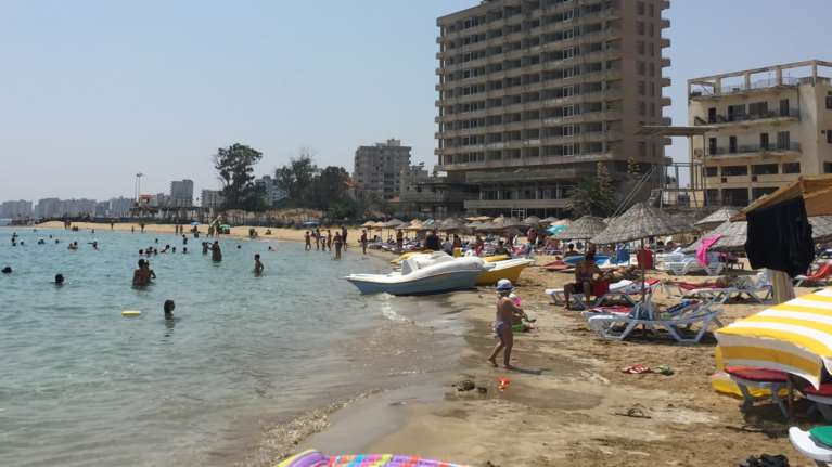 Τουρκικές προκλήσεις και στα Βαρώσια: Ανοίγουν ακόμη ένα κομμάτι παραλίας για ξαπλώστρες και ομπρέλες