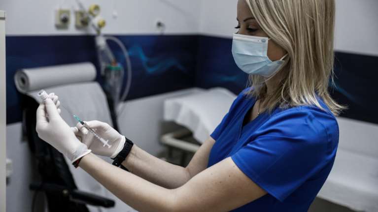 Open: Ερευνα για παρενέργειες του Pfizer - Υπό έλεγχο ένας θάνατος και ένα σοβαρό επεισόδιο κολπικής μαρμαρυγής