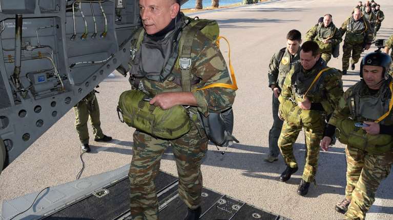 Εντυπωσιακό: Το άλμα με αλεξίπτωτο που έκανε ο Αρχηγός ΓΕΕΘΑ στη Νέα Πέραμο Αττικής  [εικόνες - βίντεο]