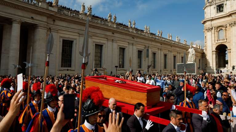 Μετανάστες, άστεγοι και φυλακισμένοι θα είναι παρόντες στην κηδεία του πάπα Φραγκίσκου